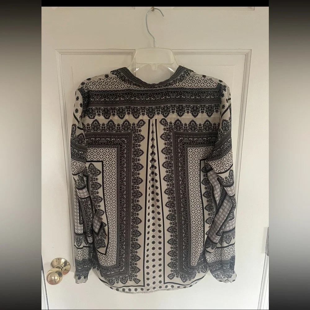 Zara button down black & white Bandana Printed Blouse, sz m, great pattern - Picture 3 of 3